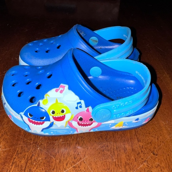 Kids' Crocs Baby Shark Clog - Picture 1 of 6